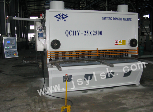 QC11Y-25*2500液壓閘式剪板機